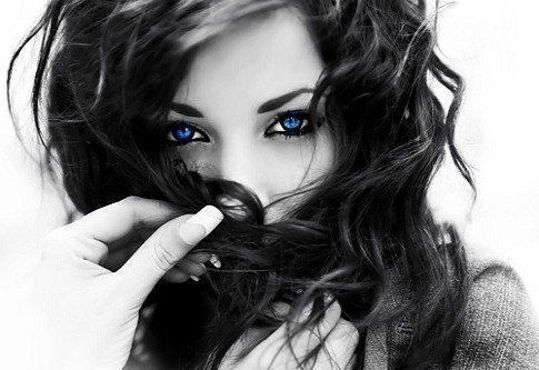 Красота женщины не в одежде, фигуре или причёске. Она — в блеске глаз. Ведь глаза — это ворота в сердце, где живёт любовь