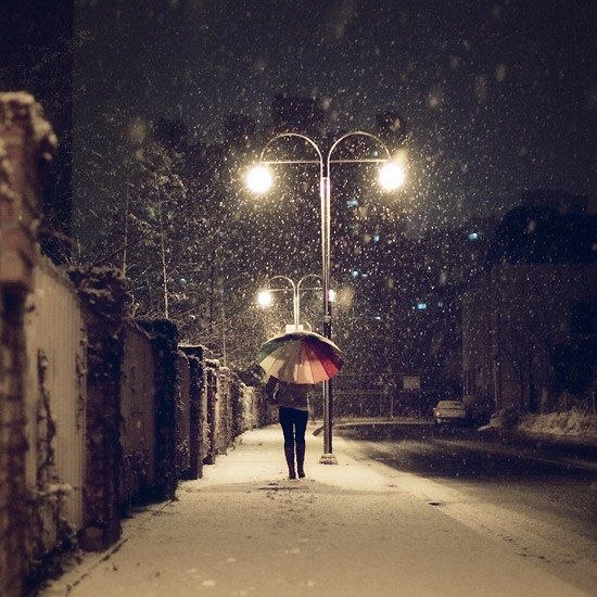 я уже хочу зиму, идти по белому снегу, слушать любимую музыку и видеть эту всю новогоднюю суету.