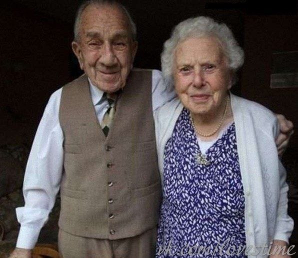 Британская пара Лайонел и Эллен Бакстон отпраздновали свою 82-ю годовщину их семейной жизни. Ему 99 лет, а в конце марта он отпразднует свой 100-летний юбилей, а Эллен уже 100. Они начали встречаться в 1930 году, но поженились только в 1936 году. Их любовь живет до сих пор, а с годами она только окрепла. Им можно только позавидовать и пожелать еще многих лет счастливой жизни.