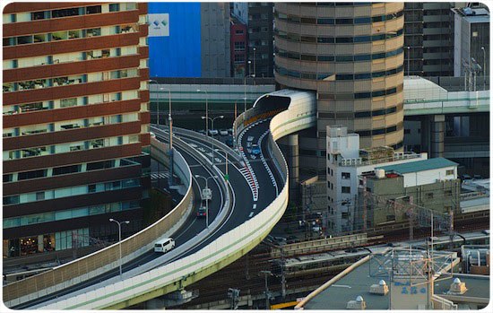 В японском мегаполисе Осака есть здание, через которое проходит автотрасса! Шоссе проходит прямо сквозь офисную 16-этажку на уровне между четвертым и седьмым этажами.
