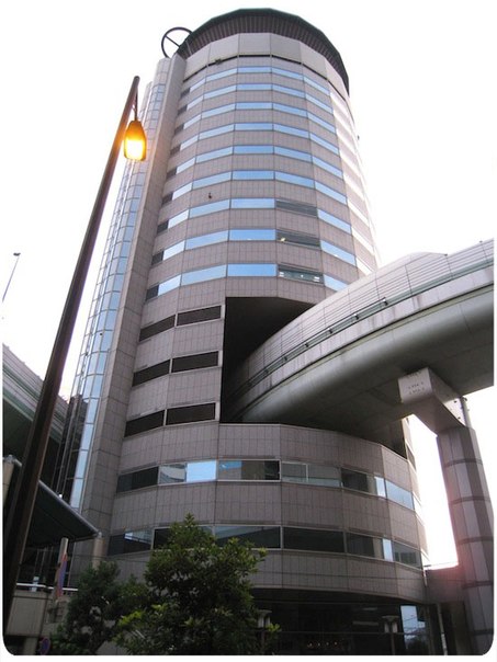 В японском мегаполисе Осака есть здание, через которое проходит автотрасса! Шоссе проходит прямо сквозь офисную 16-этажку на уровне между четвертым и седьмым этажами.