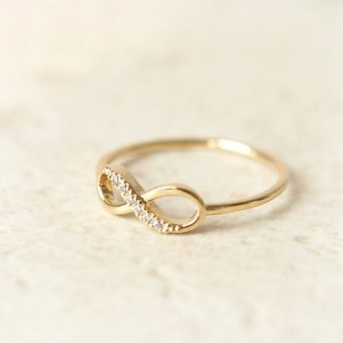 Красивая идея для влюбленных - кольцо со знаком бесконечности.