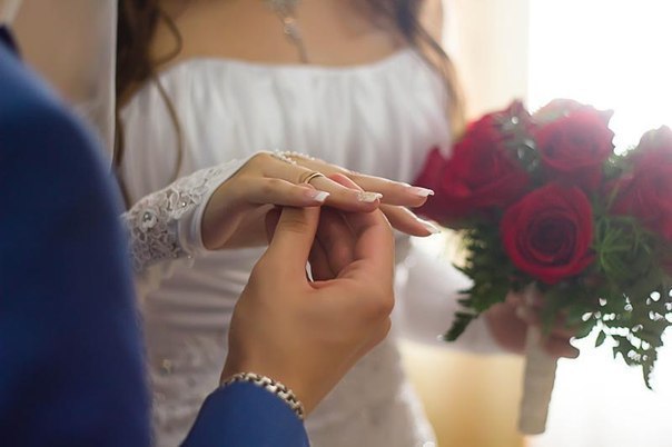 Когда женщина выходит замуж, вместе с обручальным кольцом ей вручают незримую медаль... Она так и называется "За мужество".