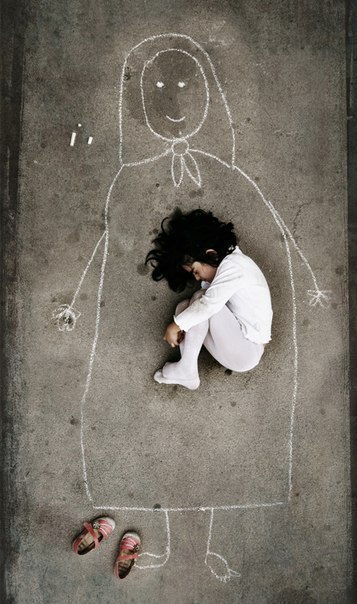 Ребёнок нарисовал образ своей погибшей матери. В знак уважения он даже снял обувь.
