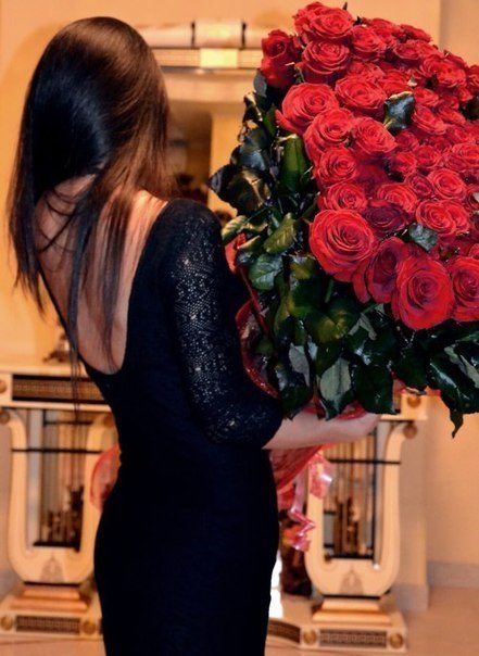 - Милый, скажи, почему в букете, подаренном тобой, все розы красные, а одна белая? 