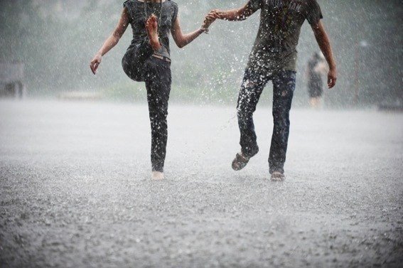 Жизнь не для того, чтобы ждать, пока стихнет ливень — она для того, чтобы учиться танцевать под дождем