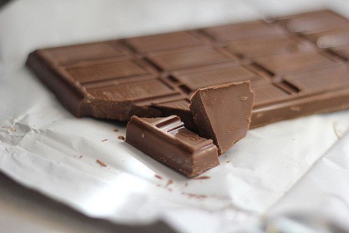 Шoкoлад добывают из какао бобов. Бобы — овощи.