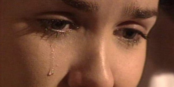 У девушек есть такие слезы, которые им обязательно надо выплакать, в любое время дня и ночи, выплакать, чтобы внутри все перегорело..