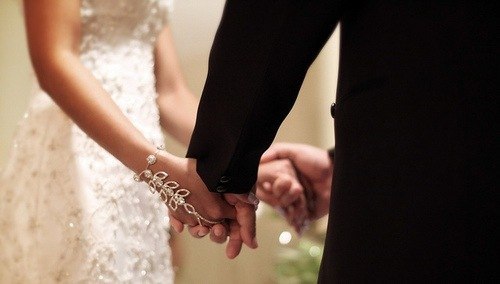 Брак - это море ответственности, в котором можно удержаться на плаву только крепко держась за руки.