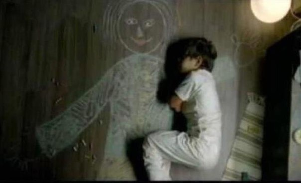 Больше, чем просто фото... Мальчик в приюте для сирот нарисовал маму и лег спать на ее руках...♥