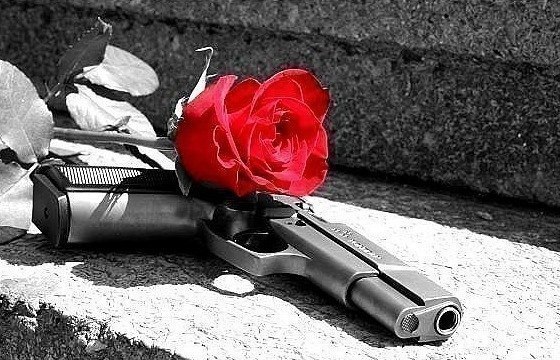 На могилы падают розы красные... А ведь были пацаны опасные...