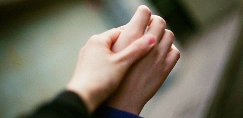 Когда тебя держит за руку родная рука, какая разница, что там ещё есть в этом мире..