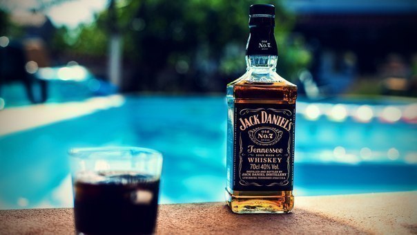 В мире есть по крайней мере 3 человека, которые тебя всегда поддержaт: Jack Daniels, John Jameson и Johnnie, мать его, Walker.