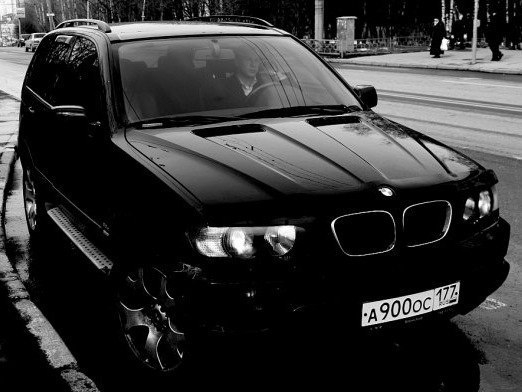 Дело было в 2005 году в Москве, тогда мой друг получил в распоряжение новенький BMW X5 (по работе). Они как раз тогда набирали популярность в россии и на дорогах их было не так уж много. Друг работал 3-5 часов в день а остальное время машина была в свободном распоряжении. 