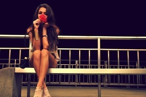 Согласитесь, ведь девушка с букетом цветов намного красивее, чем с сигаретой в руках.