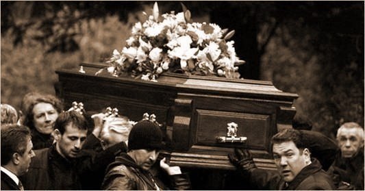 Не забывай, что когда ты умрёшь, гроб будут поднимать твои друзья, а не девушки твои