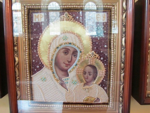 Эта икона Вифлеемской Божьей Матери. Это Единственная икона, где Богородица улыбается. Эта икона помогает всем! Поставьте + (на сердечко) и разместите у себя на странице, да поможет вам её волшебство!