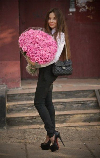 Согласитесь, ведь девушка с букетом цветов намного красивее, чем с сигаретой в руках.©