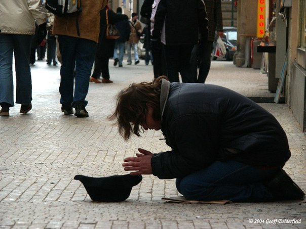 Однажды слепой человек сидел на ступеньках возле здания со шляпой возле его ног и табличкой с надписью: " Я слепой, пожалуйста помогите!" 