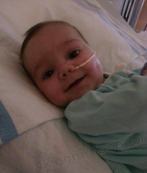 Малыш всё еще улыбается после третьей операции в пять месяцев.