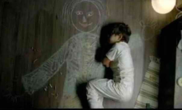 Мальчик в приюте для сирот нарисовал маму и лег спать на ее руках