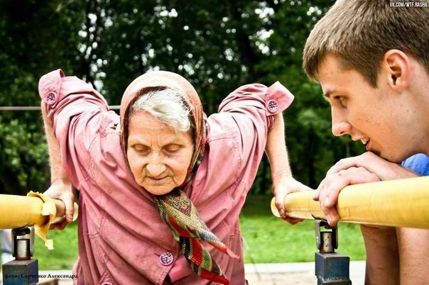 Этой бабушке 72 года... Практически каждый день она приходит на площадку и тренируется. Без слов...