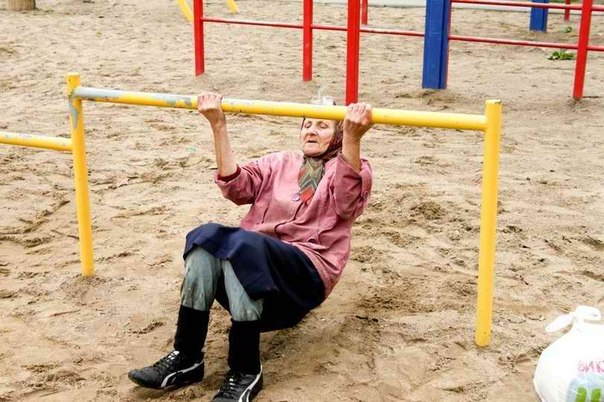 Этой бабушке 72 года... Практически каждый день она приходит на площадку и тренируется. Без слов...