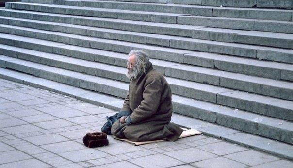 Однажды слепой человек сидел на ступеньках возле здания со шляпой возле его ног и табличкой с надписью: " Я слепой, пожалуйста помогите!" 