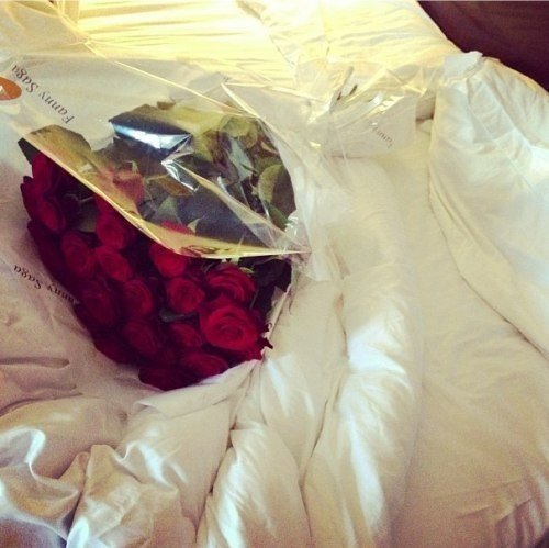просыпаешься утром, а на кровати букет роз от любимого, что может быть приятнее