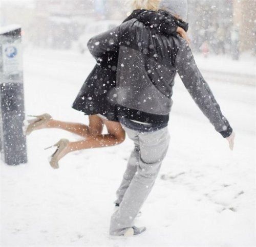 Хочу, чтобы шел снег большими-большими хлопьями и на улице было тепло, а я иду такая с ним за руку и понимаю, что мое новогоднее желание сбылось!...❤