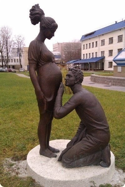 Памятник беременной женщине в Минске, Беларусь