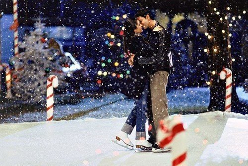 Самые правильные отношения начинаются зимой. Если вы понравились друг другу в куче одежек, шапке и с красным носом — это точно любовь!