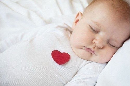 Раздевать спящего ребёнка - это как разминировать бомбу, одно резкое движение - минус 4 часа сна..