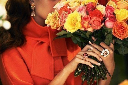 Любимым девушкам дарят цветы, а не слёзы.