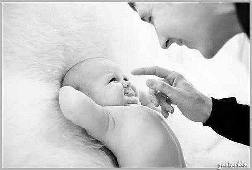 Если у мужчины родился сын, то он стал отцом, а если у мужчины родилась дочка - он стал папулей...