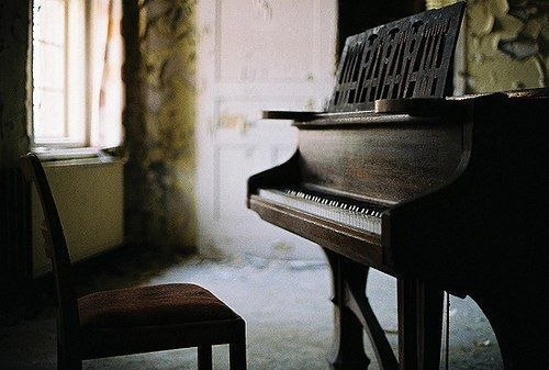 жизнь - как фортепиано. белые клавиши - это любовь и счастье. черные - горе и печаль. чтобы услышать настоящую музыку жизни, мы должны коснуться и тех, и тех.