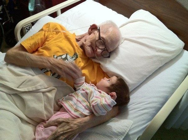 Дед прощается с внуком.Как же печально.©