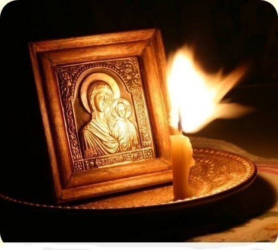 Тихо в церковь я зайду...за родителей свечу зажгу…тихо Бога попрошу…сохрани им жизнь…молю!
