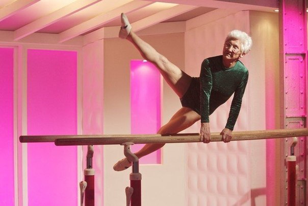 87-летняя Джоанна Каас, которая входит в книгу рекордов Гиннесса как самая взрослая гимнастка в мире, Лондон, Великобритания.